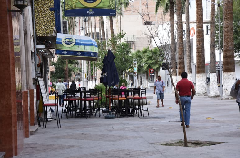 Desorden.- Decenas de bares, restaurantes, cenadurías y otros se apoderaron de las banquetas. Obstruyen el paso al peatón.