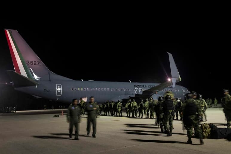 Detalló que fueron dos aviones dela Fuerza Aérea Mexicana los que transportaron a los elementos del ejército.
(AP)