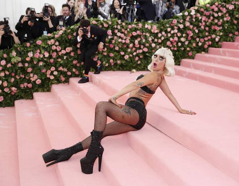 A pesar de la fuerte caída que sufrió Lady Gaga en el escenario el pasado jueves, se dio tiempo para asistir a la fiesta de despedida de soltera de su amiga y maquillista Sarah Tanno. (ARCHIVO)