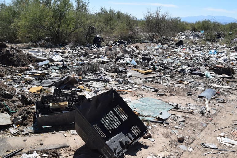Contratan una empresa para que recoja la basura que generan, el problema es que no le dan el adecuado manejo y la depositan a cielo abierto. (EL SIGLO DE TORREÓN)