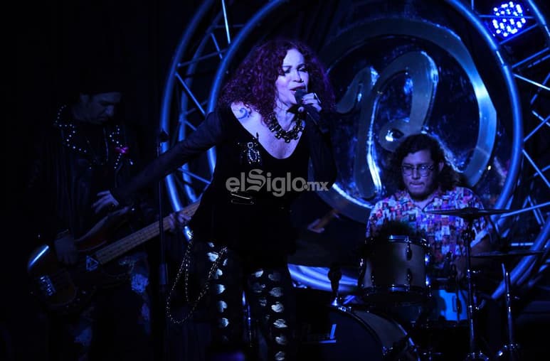 Kenny se presentó anoche en Rock Bulevar, lo recaudado será destinado a la Fundación Rosa Laguna que apoya a mujeres con cáncer de mama. (JESÚS GALINDO)