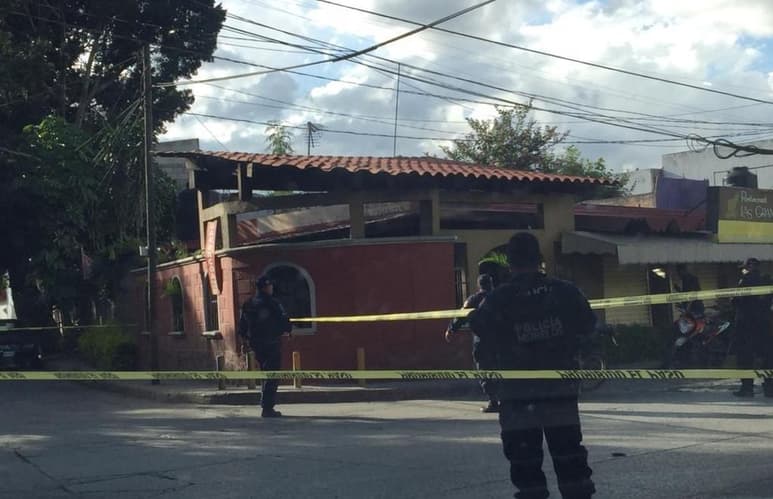 Las ahora víctimas descendían de un auto Camaro rojo cuando llegaron sujetos armados quienes las detonaron varias veces, para luego huir. (ESPECIAL)