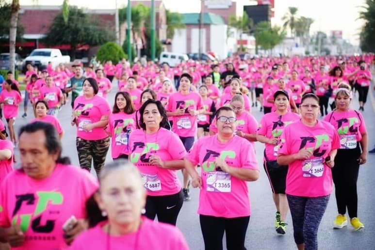 Las calles de esta ciudad se pintaron de rosa, con el numeroso contingente de corredores. (ESPECIAL)