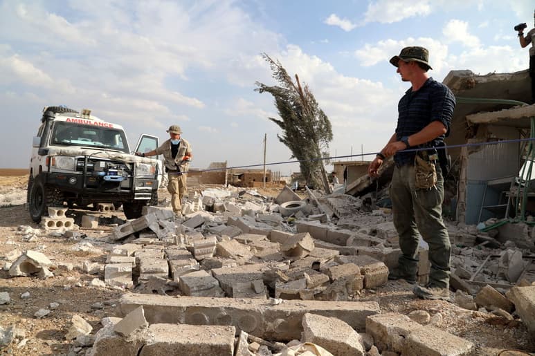 El repliegue se realizó al mismo tiempo que accedió a Ras al Ain un convoy médico de 40 vehículos para evacuar a heridos y muertos. (EFE)