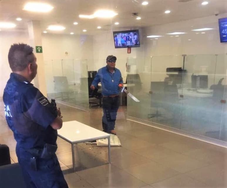 Se informó que luego de que el hombre agredió a los usuarios se tuvo que aplicar la fuerza letal, lo que derivó en que este perdiera la vida. (ESPECIAL)