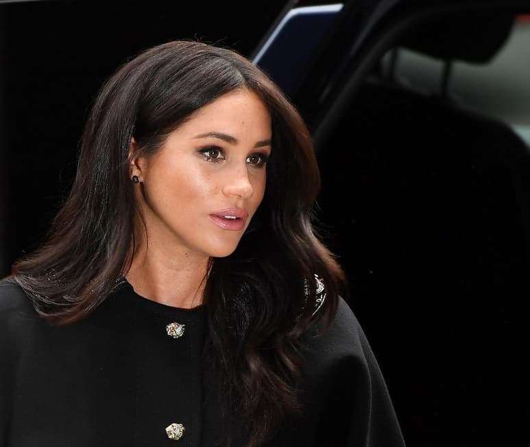 Meghan Markle lució visiblemente conmovida cuando el reportero abordó la actitud protectora del príncipe Harry con ella. (ARCHIVO)