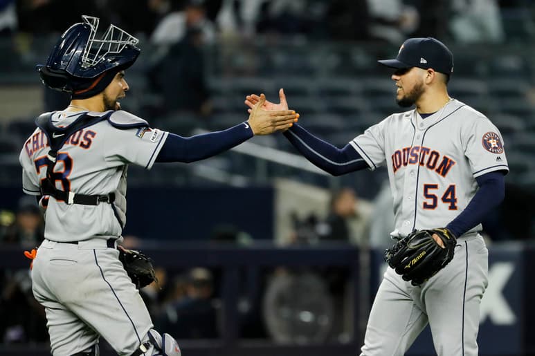 El cerrador mexicano Roberto 'Cañoncito' Osuna (d) disputará la primera Serie Mundial de su carrera. (ARCHIVO)