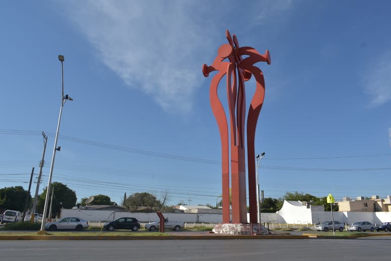 Flor del desierto. Se encuentra en el bulevar Independencia, frente a un conocido centro comercial donde, en 2006, el maestro Aceves Navarro realizó una de sus últimas muestras en la ciudad. (EL SIGLO DE TORREÓN / Joel Mendoza)