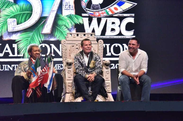 Tras su 'coronación' Julio César Chávez estuvo rodeado por su expromotor Don King y su gran rival en el ring, Oscar de la Hoya a (Cortesía Alma Montiel)