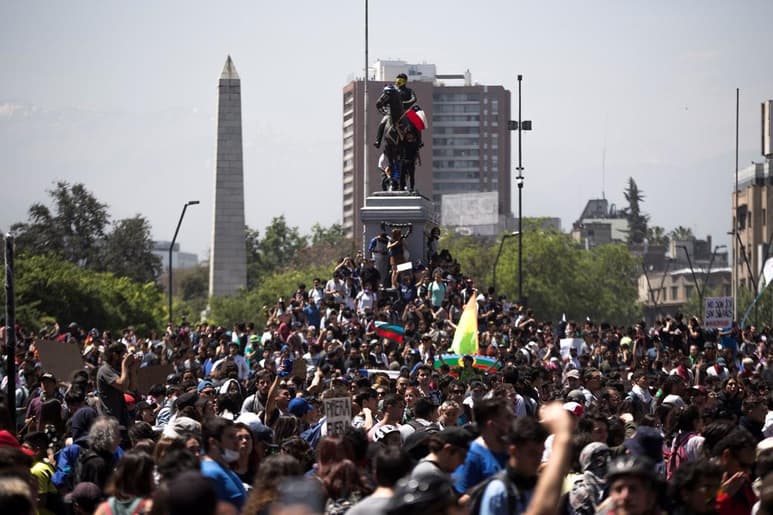 Las protestas aún mantienen a casi todo el país en un estado de emergencia, con toques de queda. (EFE)