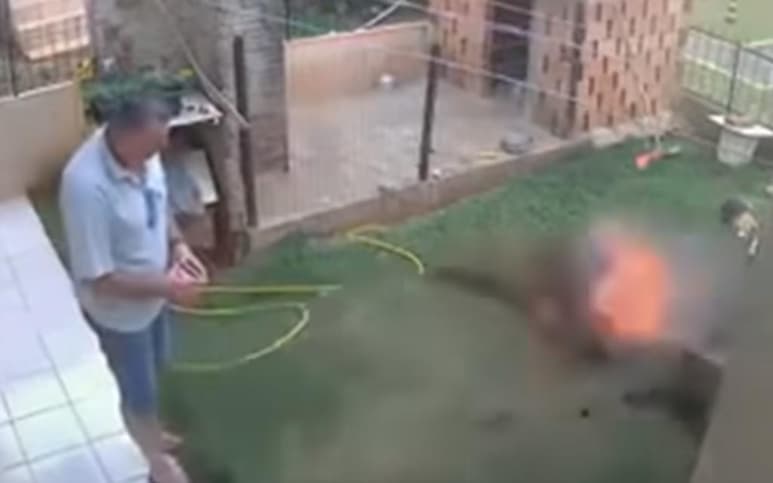 La escena de la explosión fue registrada por una cámara de vigilancia.