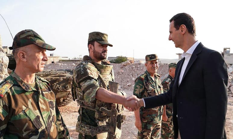 El presidente de Siria, Bashar al Assad, visitó hoy a las tropas desplegadas en las cercanías de la provincia de Idlib. (EFE)