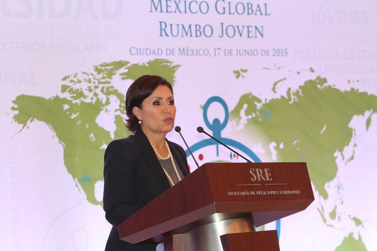 A unas horas de comparecer ante un juez de control para determinar si continuará en prisión, Rosario Robles pidió que no se le 'inventen' otros delitos para mantenerla recluida. (ARCHIVO)