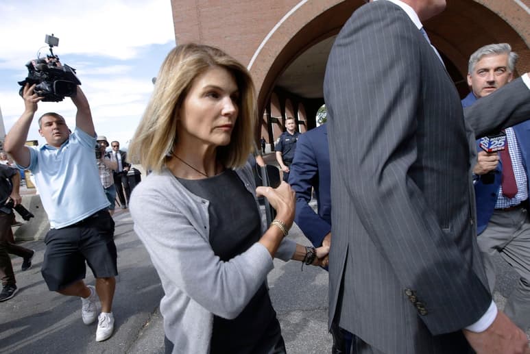 Escándalo. La actriz Lori Loughlin, su esposo, el diseñador de modas Mossimo Giannulli, fueron acusados de nuevos cargos federales. (AP)