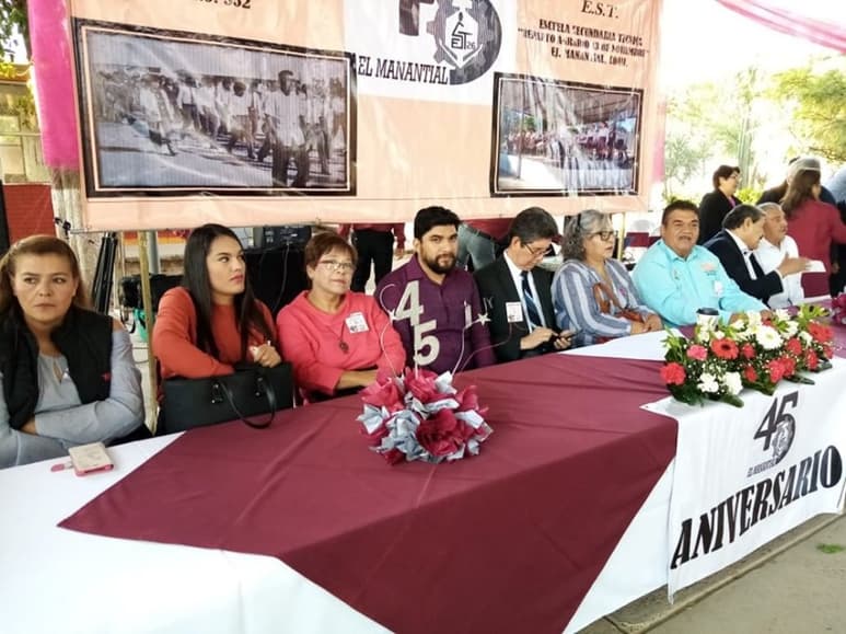 Con la presencia de alumnos, autoridades educativas y municipales, se realizó el festejo del 45 aniversario de esta institución. (EL SIGLO DE TORREÓN / BETTY SILVA)