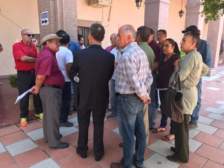 El pasado viernes, extrabajadores del Ayuntamiento de Lerdo solicitaron su reinstalación, así como el pago de salarios caídos. (EL SIGLO DE TORREÓN)
