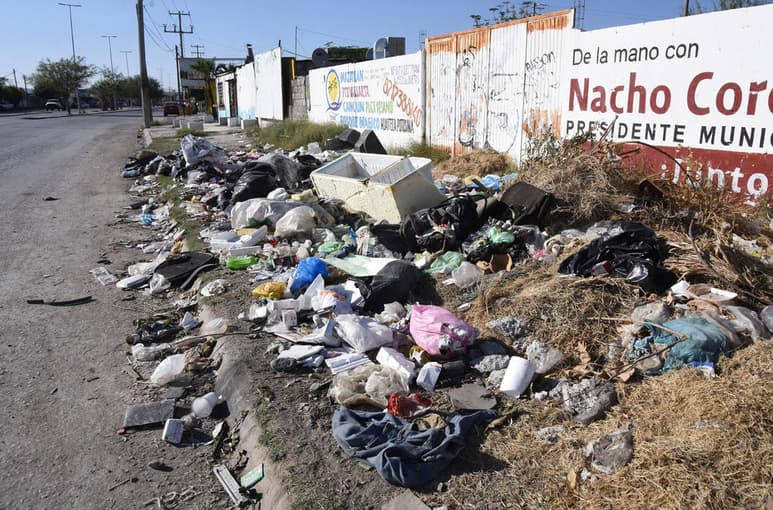 Denuncian malos olores provenientes de desechos y hasta animales muertos, los cuales ingresan hasta sus hogares. (EL SIGLO DE TORREÓN)