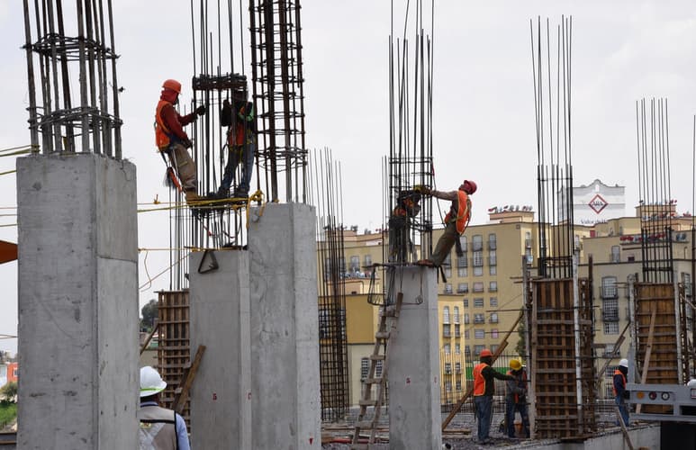 En su comparación anual, las horas trabajadas descendieron 4.4%, el personal ocupado total fue inferior en 4.2% y las remuneraciones medias reales disminuyeron 1% en agosto de 2019 con relación al mismo mes de un año antes. (ARCHIVO)