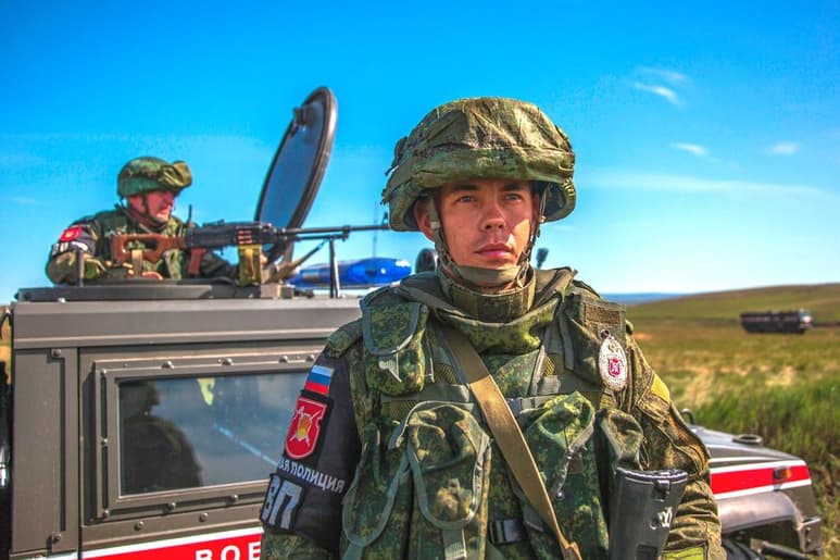 Una columna de la policía militar rusa arribó hoy a la ciudad siria de Kobane, en la frontera con Turquía, para comenzar el patrullaje de la zona. (ARCHIVO)