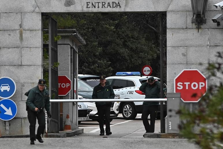 Simpatizantes de la extrema derecha hicieron esta semana cientos de reclamos y amenazas, vía telefónica, a la empresa “Mármoles y Granitos Hermanos Verdugo Jiménez, SL., por el levantamiento de la losa que resguarda los resto del dictador Francisco Franco. (ARCHIVO)