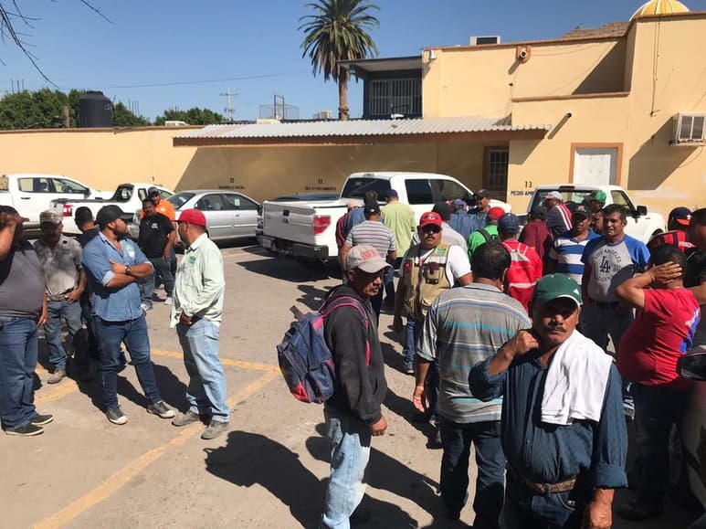 Los inconformes se congregaron este miércoles en el patio trasero de la presidencia municipal y según, Felipe Ángel Guerrero Martínez, secretario general del Sindicato Minoritario de Lerdo, mencionó que su preocupación es 'la privatización' y que están en contra pues lo que buscan es la estabilidad laboral. (EL SIGLO DE TORREÓN)