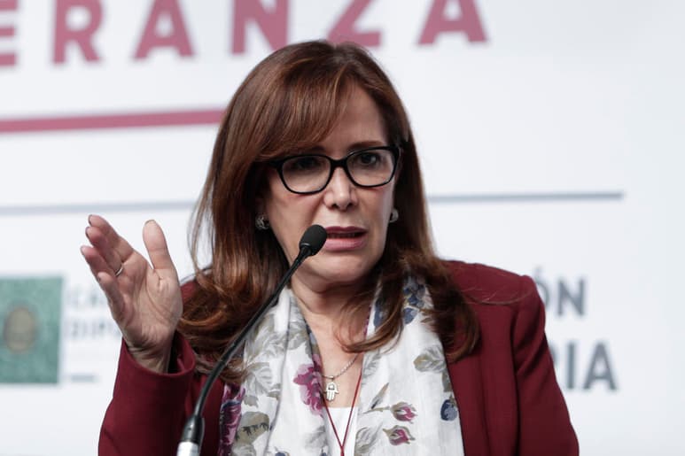 La secretaria general en funciones de presidenta de Morena, Yeidckol Polevnsky, adelantó la resolución aprobada por el CEN de Morena.