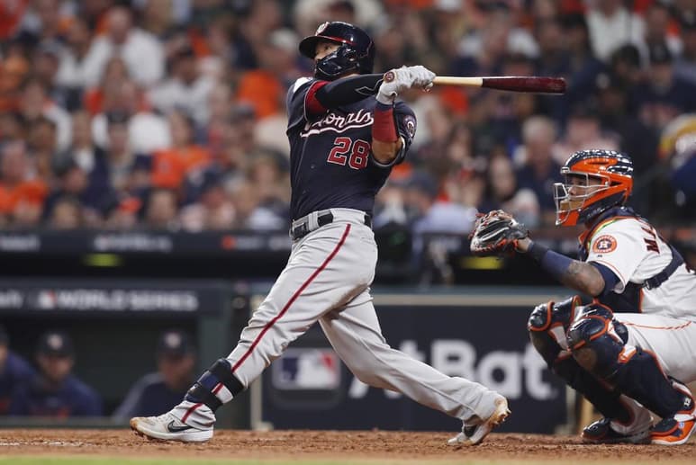 Kurt Suzuki conecta un cuadrangular solitario en la séptima entrada para desempatar el juego de ayer entre Nacionales y Astros. (AP)