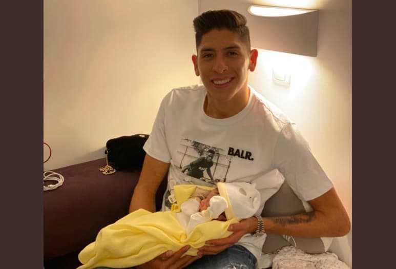 El defensa del Ajax anunció el nacimiento de su hija a través de redes sociales, donde publicó una foto cargando a la bebé. (ESPECIAL)
