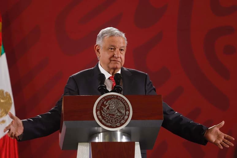 El presidente Andrés Manuel López Obrador adelantó que analiza el celebrar su primer año de gobierno, el próximo 1 de diciembre, con un informe en el Zócalo Capitalino en el cual no descartó que haya música popular mexicana. (EL UNIVERSAL)