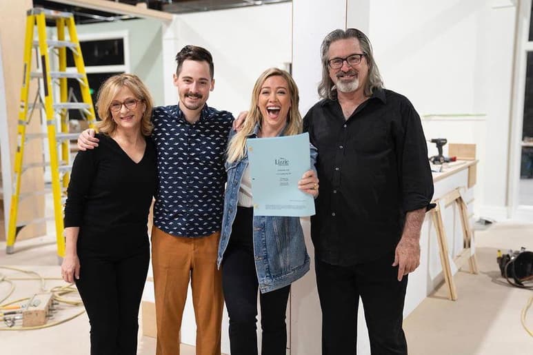 Hilary Duff sorprendió al revelar una foto en la que aparece junto al elenco original de la serie Lizzie McGuire. (ESPECIAL)