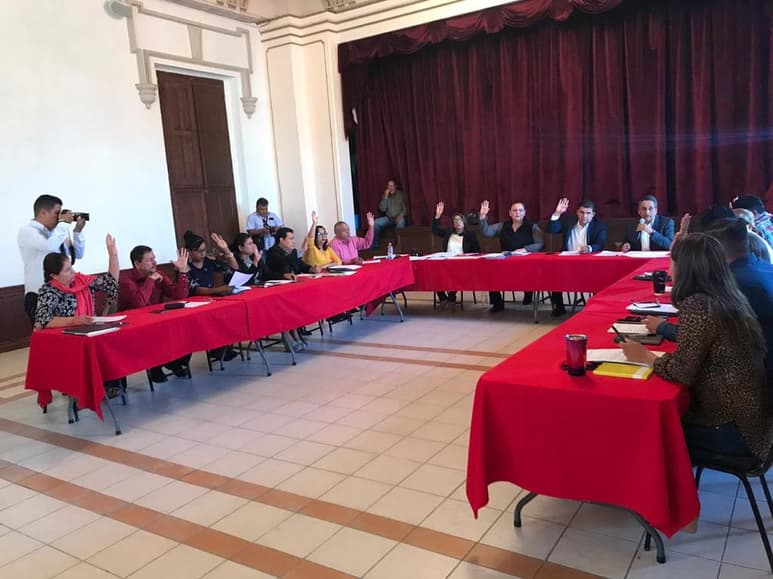 Tras un largo debate, el dictamen de la Comisión de Servicios Públicos se aprobó por mayoría. Un regidor del PRI se abstuvo. (EL SIGLO DE TORREÓN)