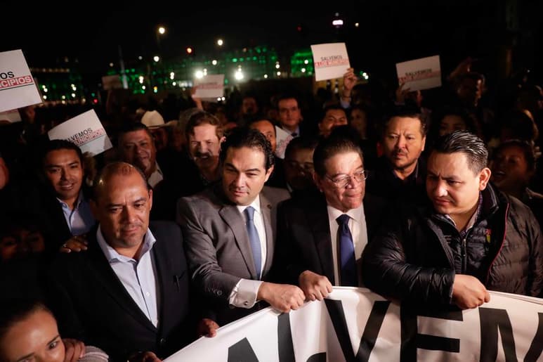 La dirigencia estatal del PAN pidió al gobierno federal que se abra al diálogo y 'haga política', luego de que alcaldes de todo el país fueran gaseados afuera de Palacio Nacional cuando exigían recursos para los ayuntamientos, el martes pasado. (ARCHIVO)