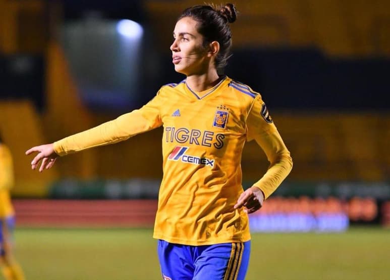 La futbolista Fernanda Elizondo, cayó al suelo luego de un choque con la portera rival, pero segundo después su equipo marcaría un gol levantándose inmediatamente. (CORTESÍA)