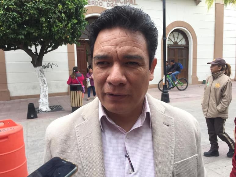 La esposa del regidor priista José Guadalupe Padilla Saldívar fue dada de baja el pasado jueves, coincidiendo con el día en que se celebró la sesión de Cabildo y en donde el edil se abstuvo de votar por la privatización del servicio de limpia, recolección, traslado y disposición de la basura. (EL SIGLO DE TORREÓN)