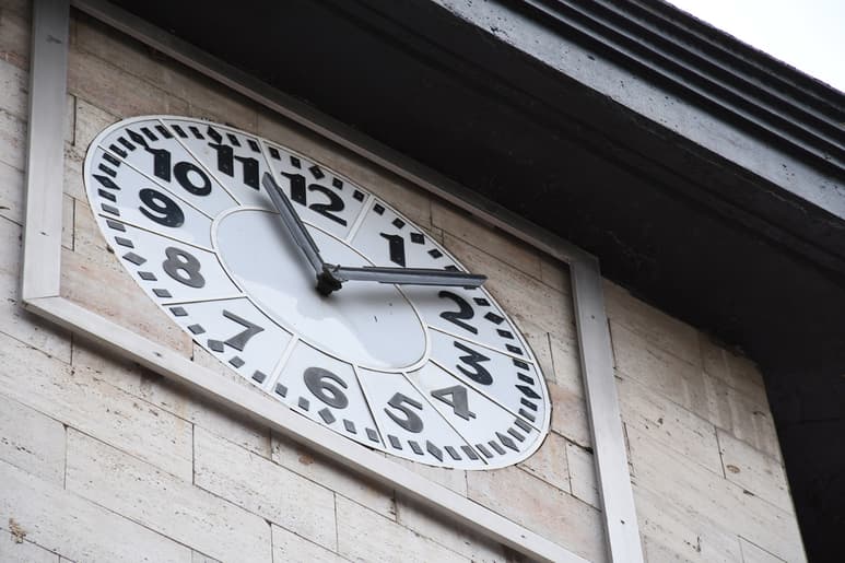 El domingo finaliza el Horario de Verano; la recomendación es que el reloj se atrase una hora desde este sábado por la noche.