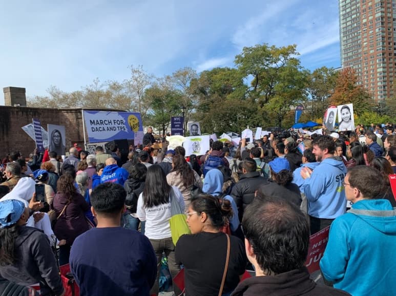 Los manifestantes recibieron apoyo de políticos y demás activistas. (ESPECIAL)