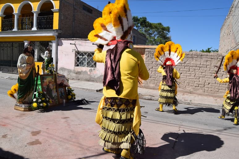 Las familias agradecen al santo por los favores recibidos. (EL SIGLO DE TORREÓN / MARY VÁZQUEZ)