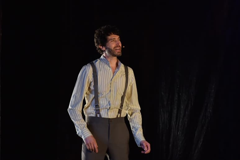 Entregado. Más de una vez ha tenido que bajar del escenario de un teatro para tocar sus melodías frente a un público diferente.