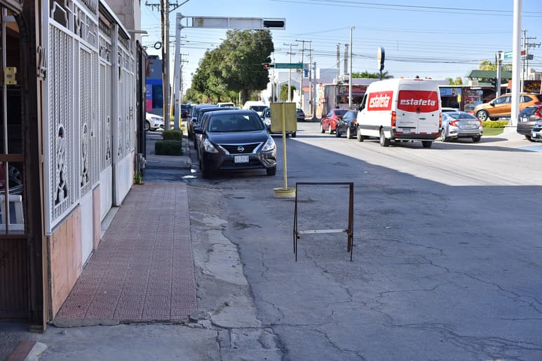 A pesar de la prohibición, son varios vecinos los que colocan diversos artículos para evitar que se estacionen afuera de su domicilio. (ERNESTO RAMÍREZ)