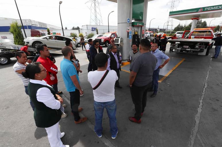 El titular de la Procuraduría Federal del Consumidor (Profeco), Ricardo Sheffield Padilla informó que se detectó agua en la gasolina en una estación de servicio, no obstante aclaró que esto no es una forma de robo, sino una consecuencia del mal mantenimiento a las bombas y la lluvia. (NOTIMEX)