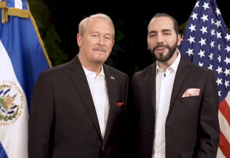 Bukele compartió un video en Twitter donde se ve al embajador estadounidense en El Salvador, Ronald Douglas Johnson, diciendo que los dos países firmaron el acuerdo para extender un año el programa conocido como TPS. (ESPECIAL)