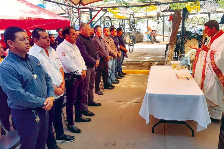 Ayer los oficiales de la Dirección de Seguridad Pública y Tránsito y Vialidad tuvieron una reliquia. (EL SIGLO DE TORREÓN)