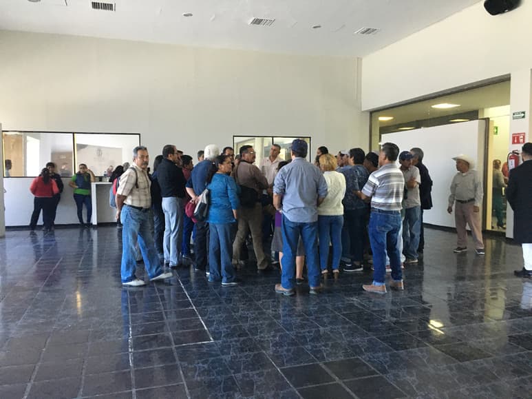 Se reunieron ayer los trabajadores sindicalizados del Ayuntamiento de Gómez Palacio con el síndico municipal y el oficial mayor. (EL SIGLO DE TORREÓN)