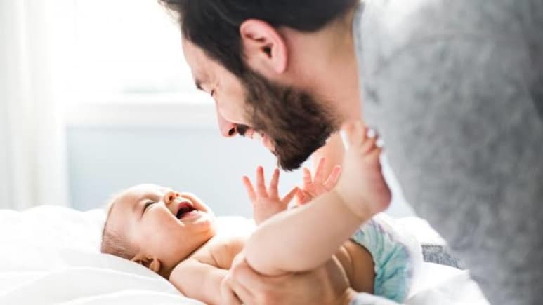 En México, las licencias por paternidad tienen una duración de cinco días, no obstante, estudios señalan que su extensión trae beneficios al desarrollo escolar de los menores y a la salud de los bebés y de las madres. (ESPECIAL)