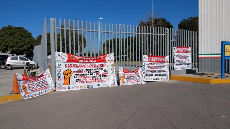 La manifestación empezó a las 7 de la mañana y amenazan con paro total de las labores. (EL SIGLO DE TORREÓN)