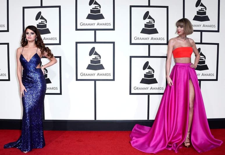 Selena Gomez compartió una fotografía en la que aparece luciendo un diseño de Kim Kardashian, que compartió en sus historias para posteriormente eliminarla. (ARCHIVO)