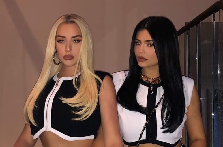 Kylie Jenner protagonizó junto a su mejor amiga Anastasia Karanikolaou un video donde recrean el icónico beso entre Britney Spears y Madonna durante los MTV Video Music Awards de 2003. (INSTAGRAM)
