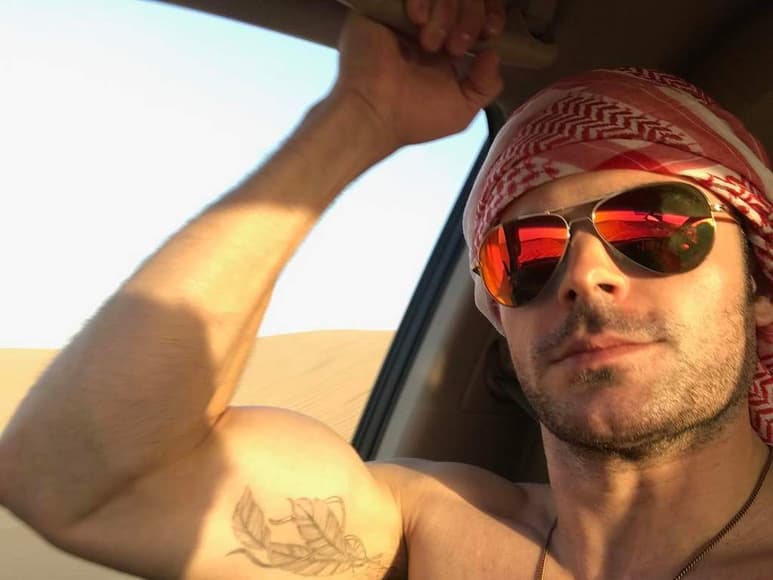 El actor estadounidense Zac Efron enloqueció este martes las redes sociales con una fotografía en la que muestra su torso desnudo mientras descansa en una sauna. (INSTAGRAM)
