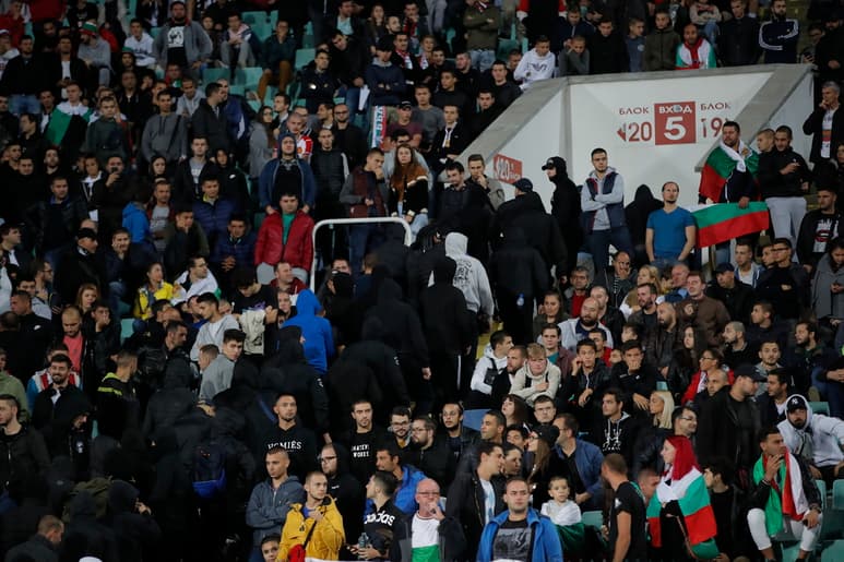 Hinchas búlgaros abandonan el estadio durante un partido de la eliminatoria a la Eurocopa de 2020 ante Inglaterra, en Sofía. (AP)