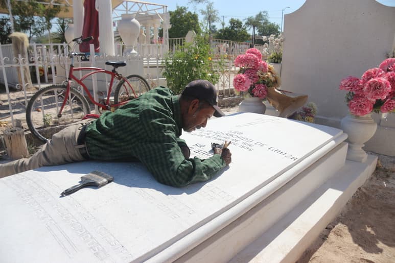 Se preparan. Previa a la fecha del Día de Muertos, laguneros acuden a limpiar los espacios en donde sus familiares descansan. (EL SIGLO DE TORREÓN)